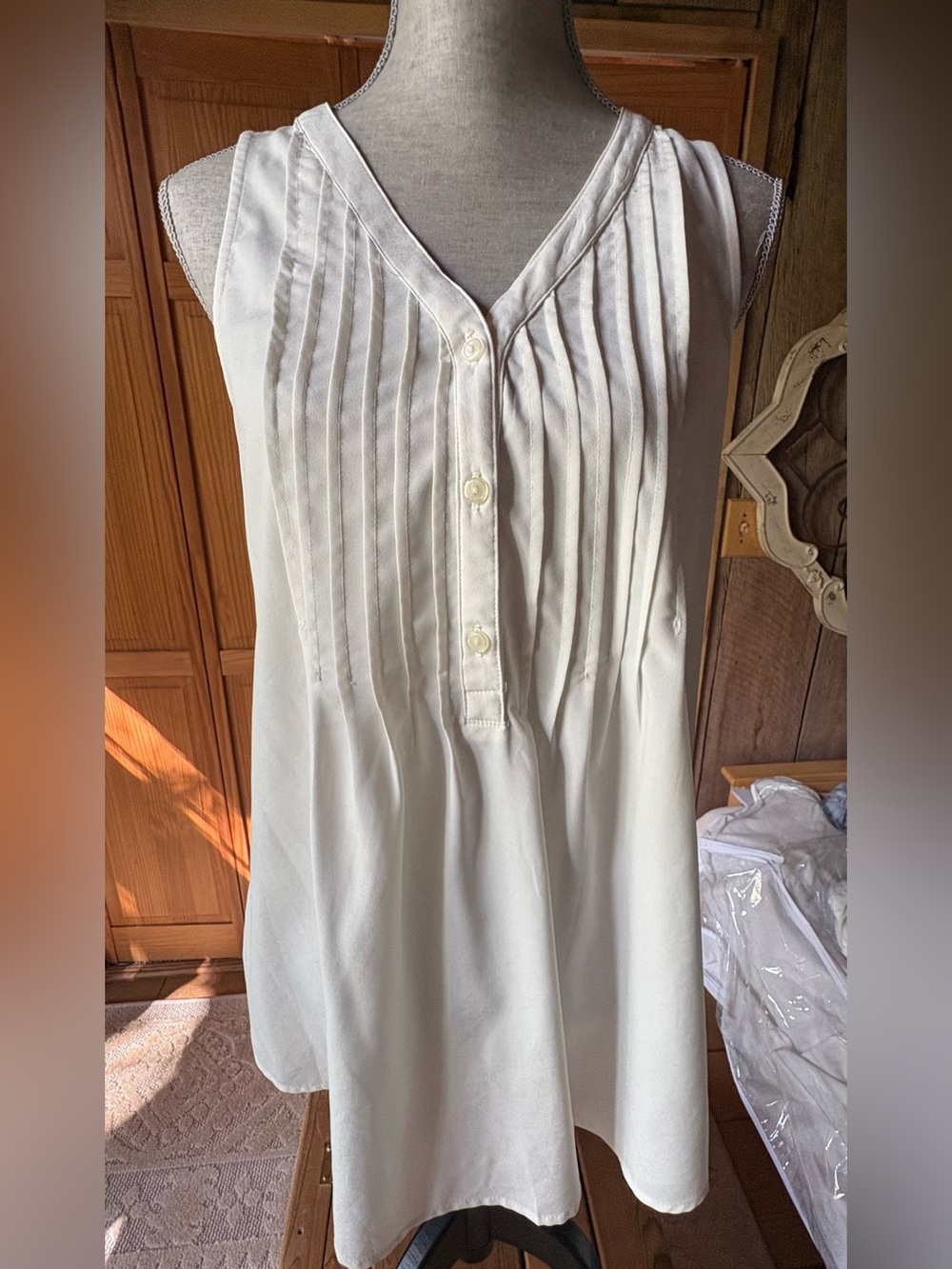 Merona Sleeveless Off-White Ivory Pintuck V-Neck Women's Top M